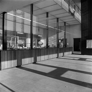 152358 Interieur van het N.S.-station Alkmaar te Alkmaar: loketten